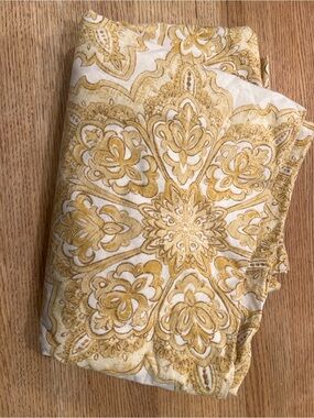 Pottery Barn Gold and White Medallion Duvet Cover - Queen Size